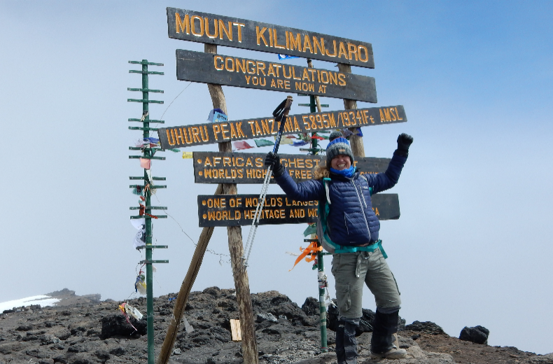 Ineke de Wilde op de Kilimanjaro