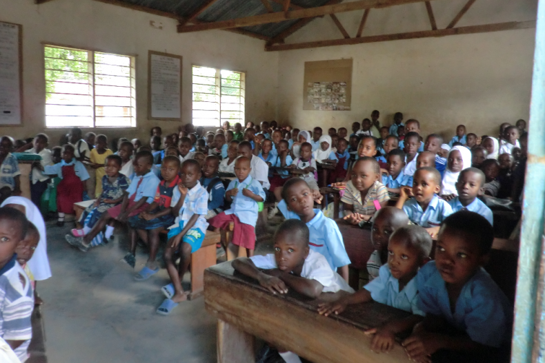 Klassen met meer dan honderd kinderen zijn geen uitzondering in Tanzania