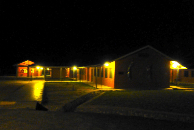De verlichting 's-avonds en 's-nachts houden het dorp veilig voor de kinderen