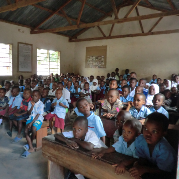100+ kinderen in een klaslokaal van de lokale basisschool in Mkuranga. 
