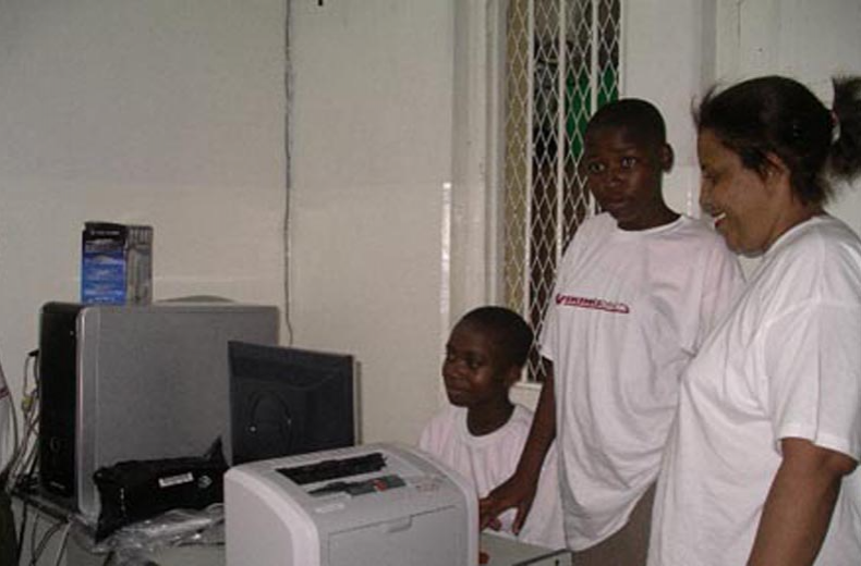 Nieuwe computer voor Malaika Kids in Tanzania