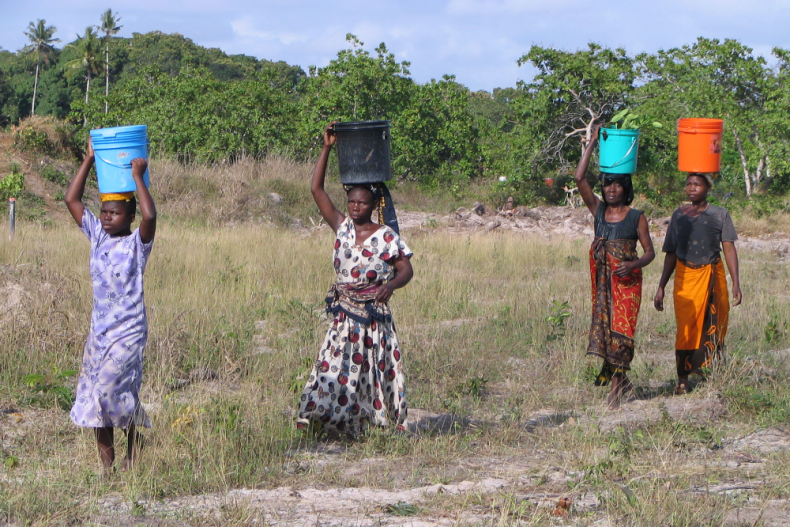 Vrouwen brengen water